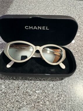 CHANEL White Cat-Eye Sunglasses with Silver Mirrored Lenses